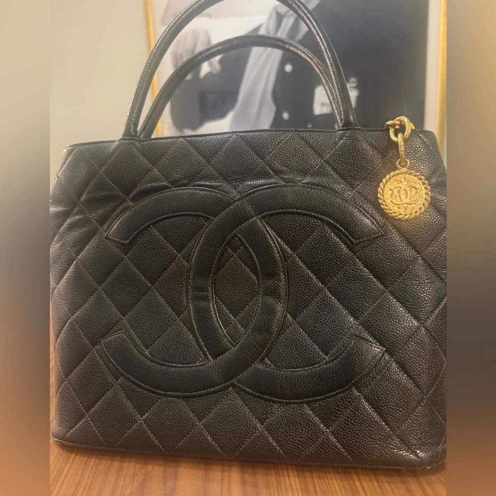 Chanel Caviar Skin Black Medallion Tote Shoulder Bag Large CC Logo - Picture 1 of 9